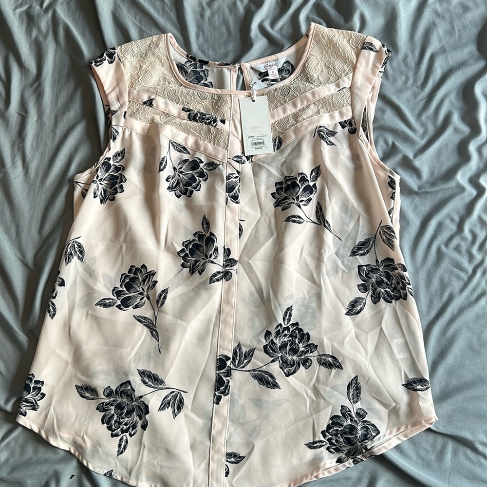 Floral lace detail blouse.